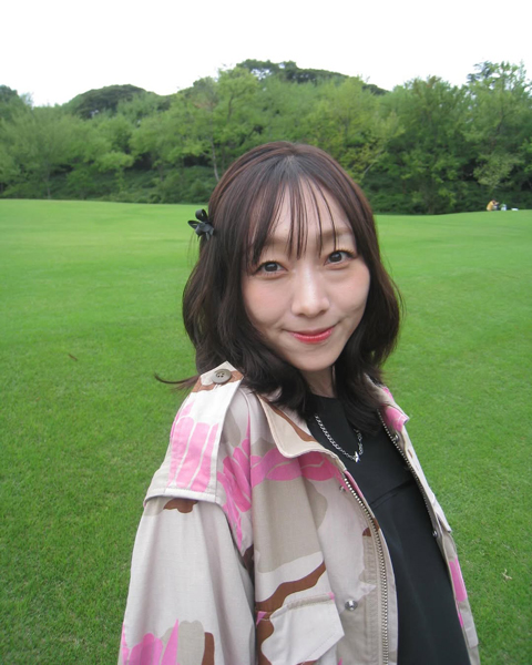 須田亜香里、美脚あらわなキュートコーデで芝生ではしゃぐ姿を公開！！