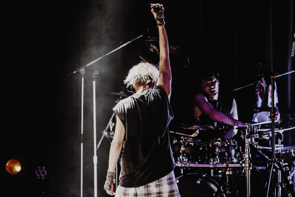 【ライブレポート】 MAQIA、観客たちの心の声と思いを一つにした景色を描く！＜MAQIA ONEMAN TOUR「灯火」公演＞