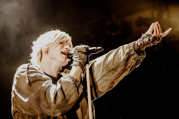 【ライブレポート】 MAQIA、観客たちの心の声と思いを一つにした景色を描く！＜MAQIA ONEMAN TOUR「灯火」公演＞