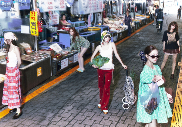 LE SSERAFIM、市場で「SPAGHETTI」を作るLE SSERAFIM？1st Single ‘SPAGHETTI’のユーモア溢れる3つ目のコンセプト「WEIRD GARLIC」公開！