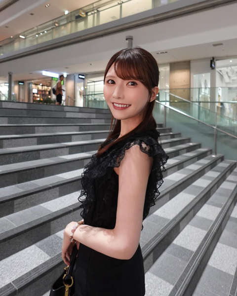 超美脚！秦はるか、大人のミニ丈ブラックコーデ披露