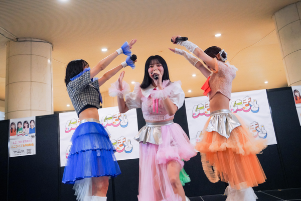 アップアップガールズ（２）新曲初披露！『にきちゃん Road to Zepp アップアップガールズ（２）×ロージークロニクル』発表！10月26日にきちゃん大勝負っ！に向けて！フリーライブin汐留【レポート】