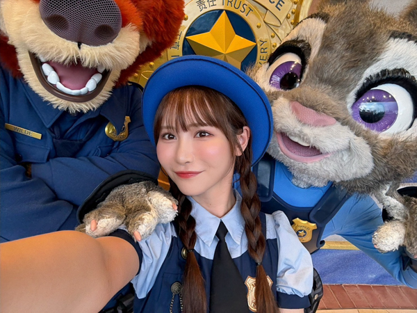 小悪魔ロリフェイスでアイドルとしても可愛すぎると話題沸騰中の小野六花。 中国を訪問しコスプレ姿のオフショット公開！