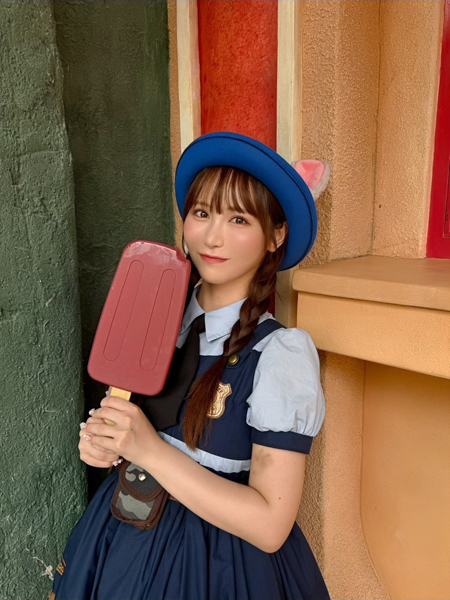 小悪魔ロリフェイスでアイドルとしても可愛すぎると話題沸騰中の小野六花。 中国を訪問しコスプレ姿のオフショット公開！