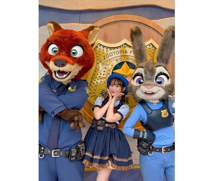 小悪魔ロリフェイスでアイドルとしても可愛すぎると話題沸騰中の小野六花。 中国を訪問しコスプレ姿のオフショット公開！