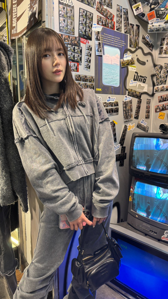 『新時代の女神』涼森れむ、香港で美脚あらななミニスカからニットコーデまでデート感漂うオフショット公開！