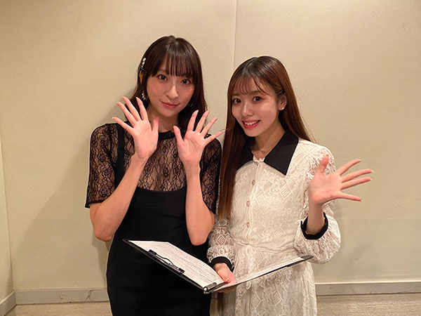 緒方咲、ミニワンピから美脚披露！ 対照的な黒白コーデで美女と2ショット。