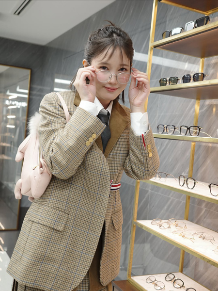 本田翼、ツイードのセットアップ×メガネ×ネクタイのアカデミアコーデ披露！「過去一トム・ブラウンが似合う人」との声