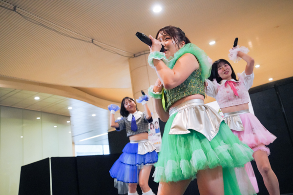 アップアップガールズ（２）新曲初披露！『にきちゃん Road to Zepp アップアップガールズ（２）×ロージークロニクル』発表！10月26日にきちゃん大勝負っ！に向けて！フリーライブin汐留【レポート】