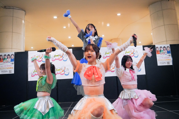 アップアップガールズ(2)新曲初披露!『にきちゃん Road to Zepp アップアップガールズ(2)×ロージークロニクル』発表!10月26日にきちゃん大勝負っ!に向けて!フリーライブin汐留【レポート】