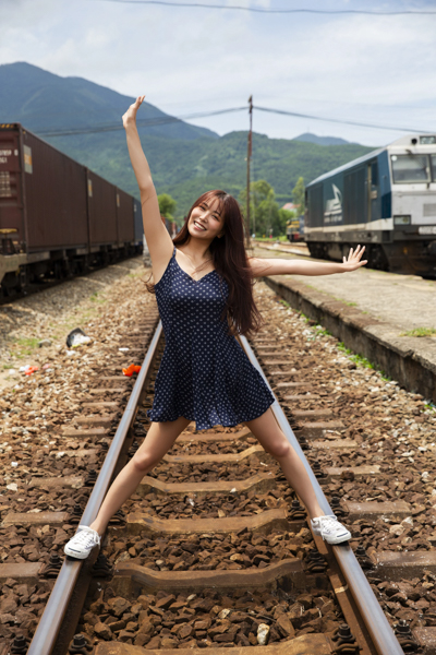 黒のシアーレース風ボディスーツで魅せる！元NMB48白間美瑠、写真集タイトルが『MERCI』に決定＆表紙解禁