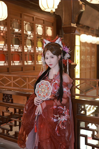 小野六花、中国を訪問し大人の色気が漂う妖艶な漢服姿のショットを披露！