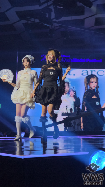 【動画】レトロガーリー系ブランド・mienステージに日本人モデルがミニスカコーデで登場！＜Asia Open Collection(Asia Model Festival 2025)＞