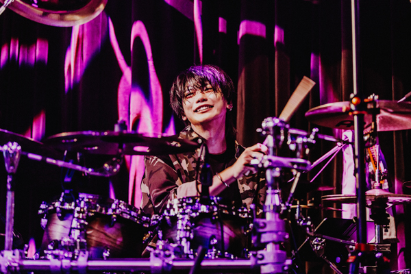 【ライブレポート】 MAQIA、観客たちの心の声と思いを一つにした景色を描く！＜MAQIA ONEMAN TOUR「灯火」公演＞