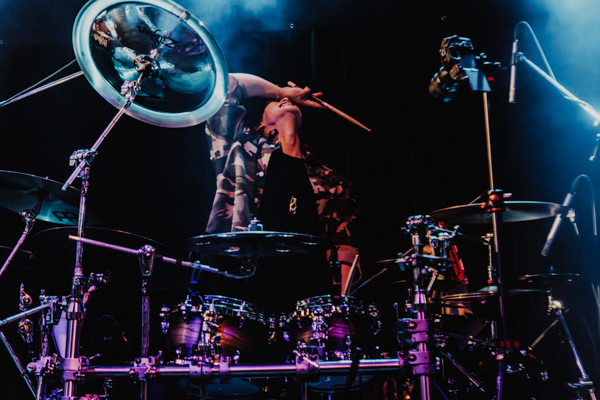 【ライブレポート】 MAQIA、観客たちの心の声と思いを一つにした景色を描く！＜MAQIA ONEMAN TOUR「灯火」公演＞