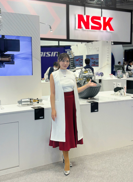 Reina+World、ノースリーブ衣装で美スタイルあらわに