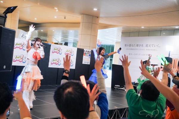 アップアップガールズ(2)新曲初披露!『にきちゃん Road to Zepp アップアップガールズ(2)×ロージークロニクル』発表!10月26日にきちゃん大勝負っ!に向けて!フリーライブin汐留【レポート】