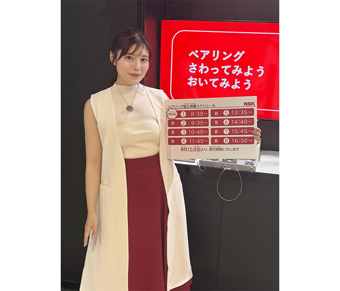 Reina+World、ノースリーブ衣装で美スタイルあらわに