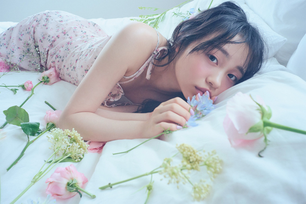 林芽亜里・10周年＆20歳記念のフォトブック超至近距離見つめ合いカットの表紙とタイトルを解禁