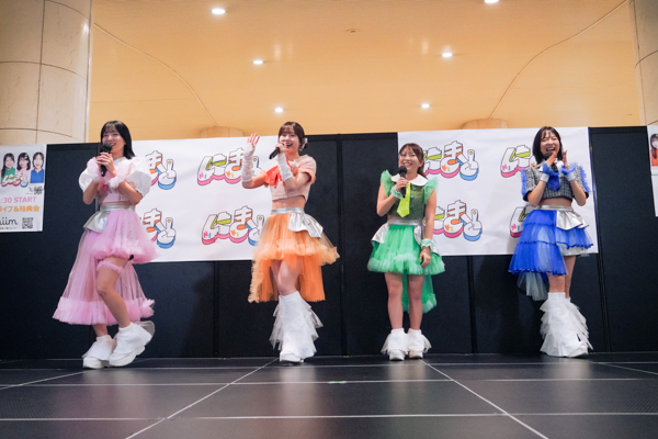 アップアップガールズ(2)新曲初披露!『にきちゃん Road to Zepp アップアップガールズ(2)×ロージークロニクル』発表!10月26日にきちゃん大勝負っ!に向けて!フリーライブin汐留【レポート】