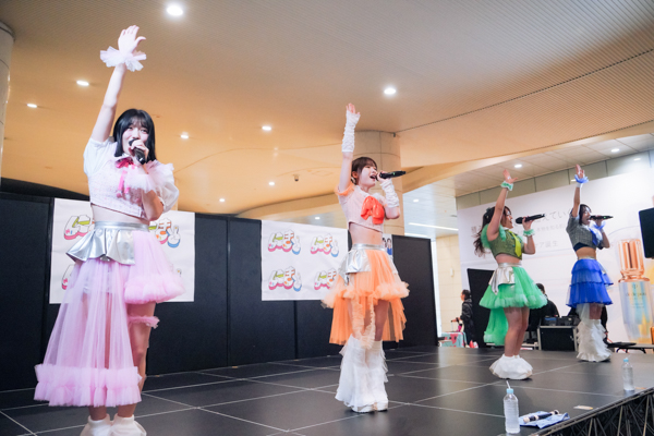 アップアップガールズ（２）新曲初披露！『にきちゃん Road to Zepp アップアップガールズ（２）×ロージークロニクル』発表！10月26日にきちゃん大勝負っ！に向けて！フリーライブin汐留【レポート】