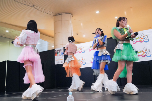 アップアップガールズ（２）新曲初披露！『にきちゃん Road to Zepp アップアップガールズ（２）×ロージークロニクル』発表！10月26日にきちゃん大勝負っ！に向けて！フリーライブin汐留【レポート】