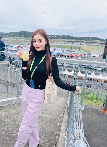 スーパーGTにレースアンバサダーより可愛い子がいると話題に！ トリンガルハーフ美人モデルEriが最終戦に来場。