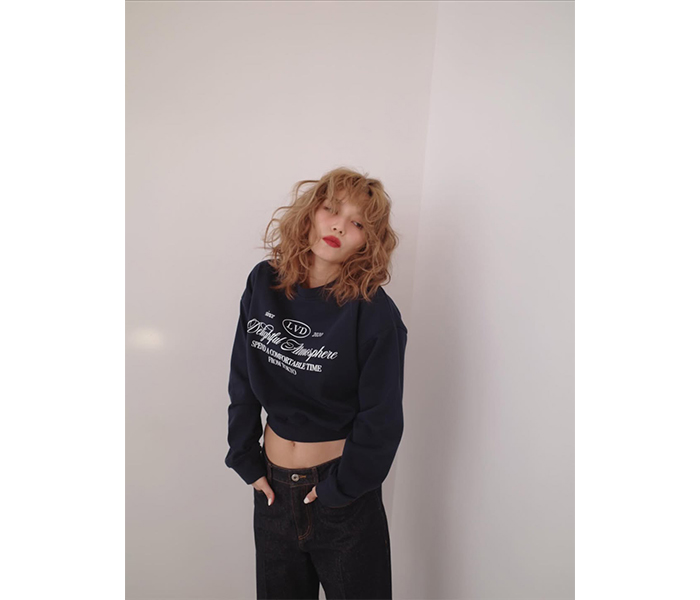 宇野実彩子、お腹だしショットや美脚あらわなタイツコーデ披露