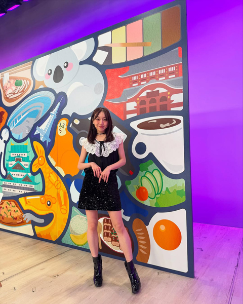 須田亜香里、上品キュートなモノトーンコーデで美脚あらわに