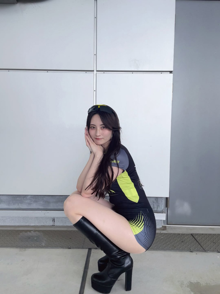 「肌の透明感段違いですね」「これ爆カワだわ」鈴木南美、美スタイルあらわなお座りショットでファン魅了！