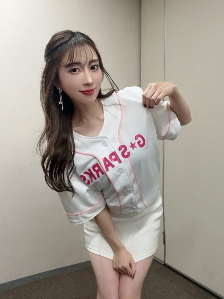 森咲智美、美脚きわだつスポーティコーデでファン魅了！