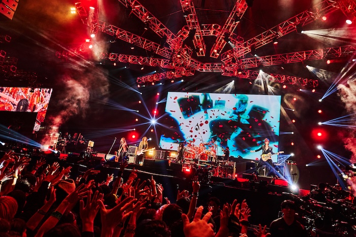 ルナフェス初日ラストセッションのステージに真矢がサプライズ登場！今年の12月23日に有明アリーナにて「LUNATIC X'MAS 2025」開催を発表！