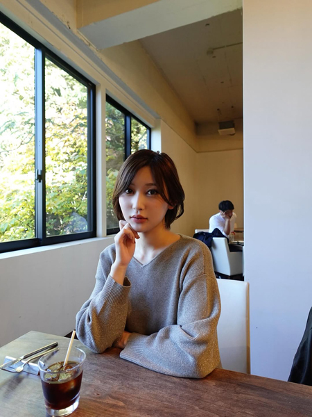 志田愛佳、美脚あらわな大人っぽコーデでオフ満喫！