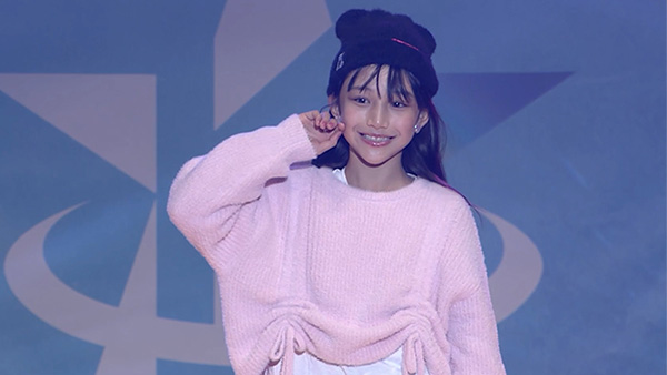 【動画】ニコ☆プチモデル・谷口莉子、ふわふわガーリーなニット＆ミニスカ姿で華麗にランウェイ！＜キラチャレ2025＞