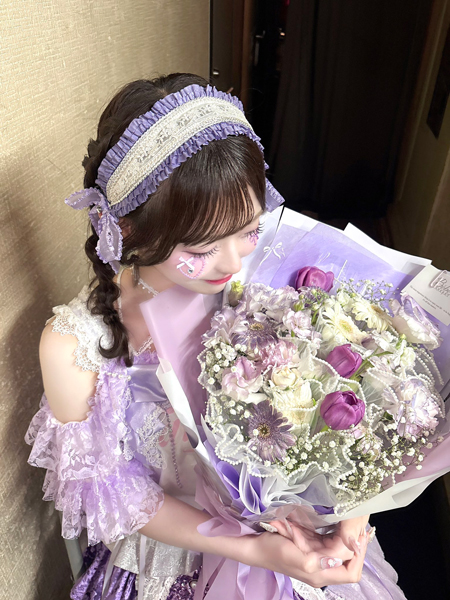 Onephony・浅桜みらい、キュートな三つ編みヘア＆花束抱えたショットが話題！