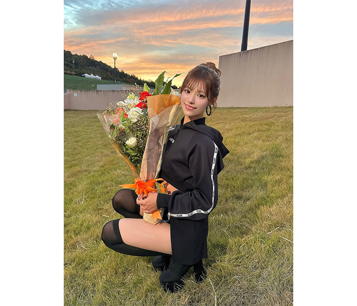 広瀬晏夕、スポーティなコスチューム姿で美脚チラ見せ！