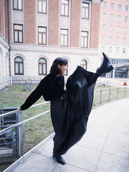 のん、ロングスカートで超！豪快キックショット＆優雅なバレエショットに「将棋戦というより格闘技!!」「ワイルドとエレガントと笑顔と」と話題！！