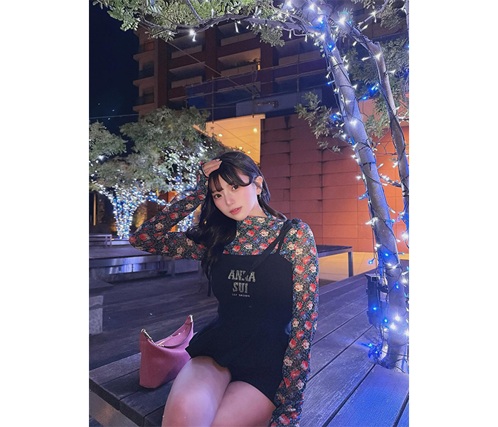 姫野ひなの、ガーリーなワンピコーデで美脚チラ見せ！！