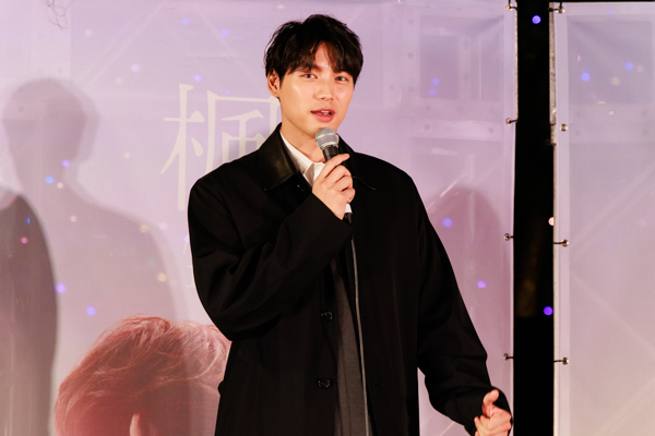 『楓』福士蒼汰、福原遥、行定勲監督「大阪めっちゃ好きやねん」サプライズ登壇に1,000人の歓声！＜「なんば広場」２周年記念映画『楓』ライトアップスペシャルイベント＞