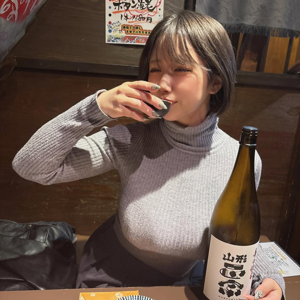 峰りなこ、色気たっぷりニットコーデでファン悩殺！