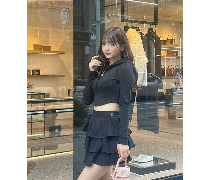 黒嵜菜々子、お腹チラ見せ！スポーティウェアでファン魅了！