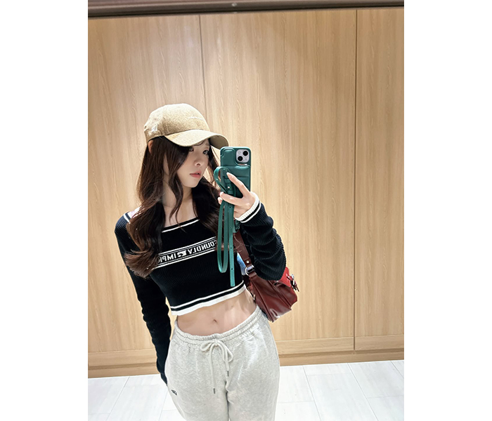 中西 智代梨、お腹チラ見せ！スポーティなファッションでファン魅了！