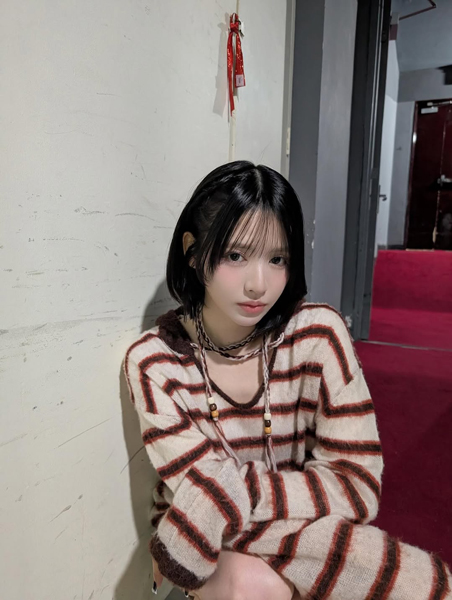 鎮西寿々歌、美脚あらわな「上海コーデ」披露！「表情が最高すぎるよ可愛い〜」