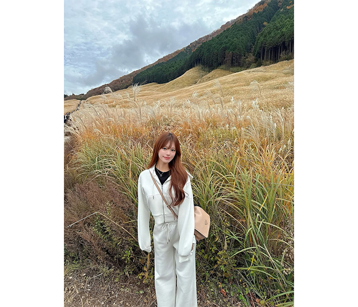 広瀬晏夕、ゆるシルエットのオールホワイトコーデを披露！