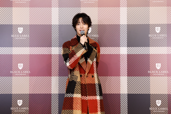 塩野瑛久「キティちゃんにマフラーを巻いてもらうのは、日本人初かも？」貴重な体験に感激「BLUE LABEL / BLACK LABEL CRESTBRIDGE」10周年を記念したイベント「 CB CHECK MARKET 」開催