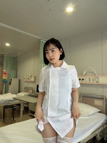 「まさに白衣の天使」紗倉みく、セクシーなナース衣装でファン魅了