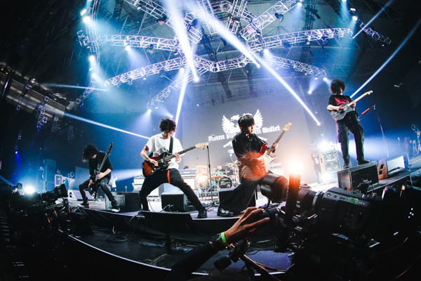 【ライブレポート】9mm Parabellum Bullet「命の恩人です」バンドの運命を変えたJと熱き共演！＜LUNATIC FEST.2025＞