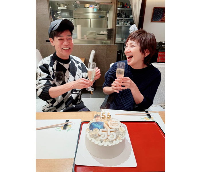 渡辺満里奈、55歳の誕生日を迎え家族からの祝福報告「家族や、私に関わってくれる全ての人に感謝しかない」「面白おかしく過ごしていけたら」＆夫･名倉潤とのラブラブ密着ショットも！！