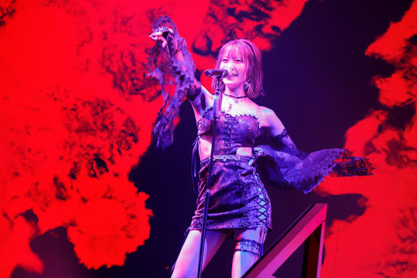 山本彩、渋谷凪咲らも駆けつけた、9年半の軌跡と感謝を刻んだ小嶋花梨卒業コンサート！