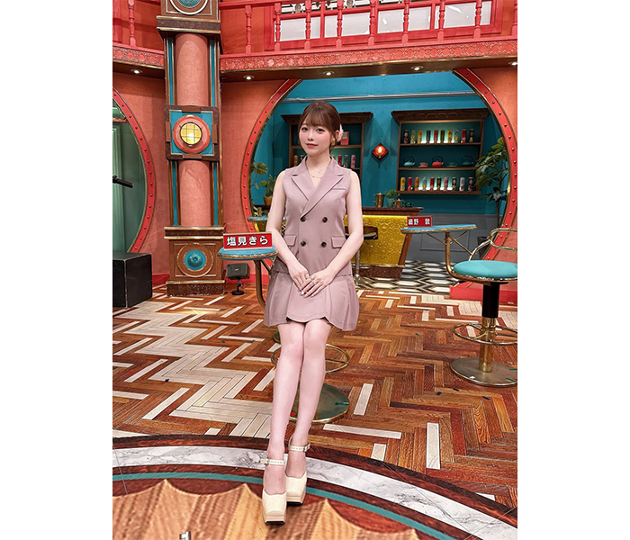 塩見きら、美脚スラリ！美スタイルあらわな秋の装いを披露！